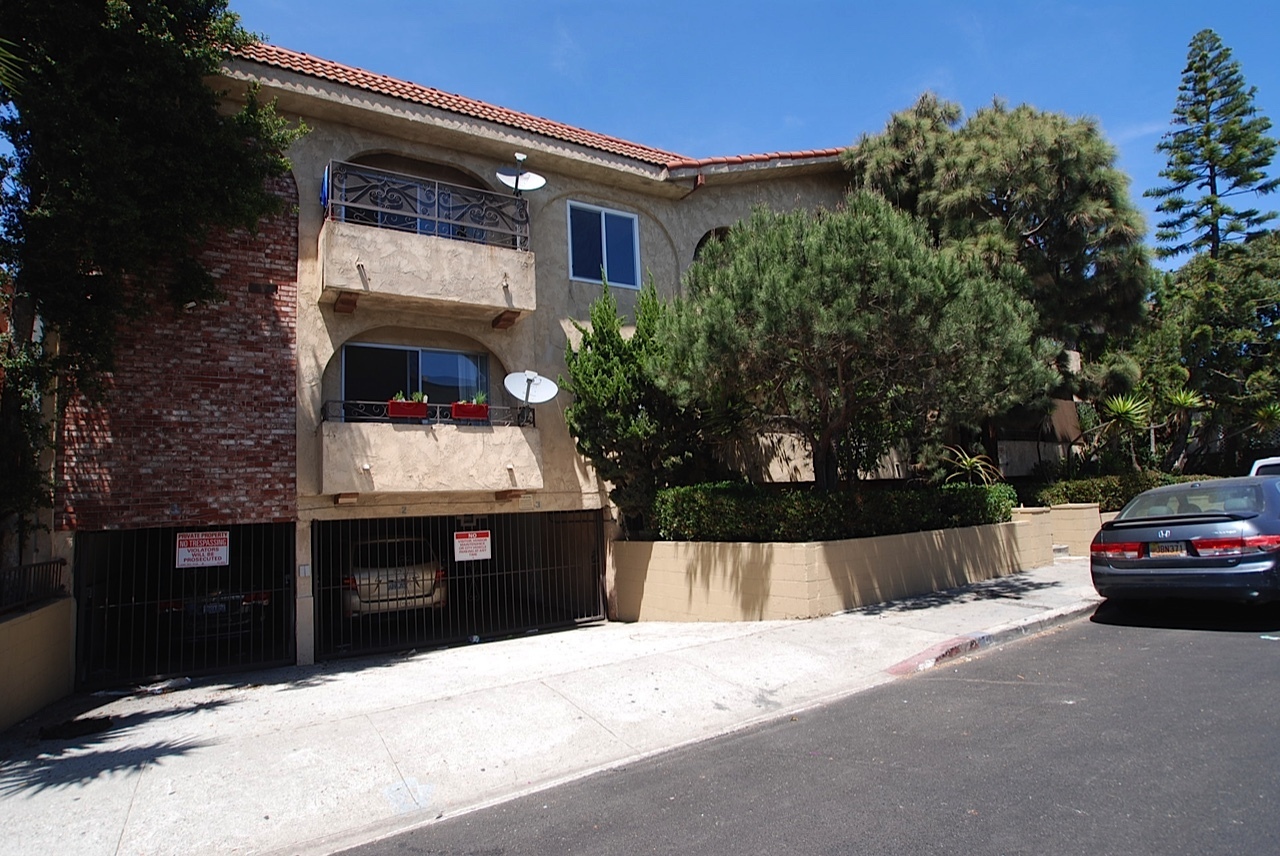 Venice Apartment: 27 Westminster Ave.