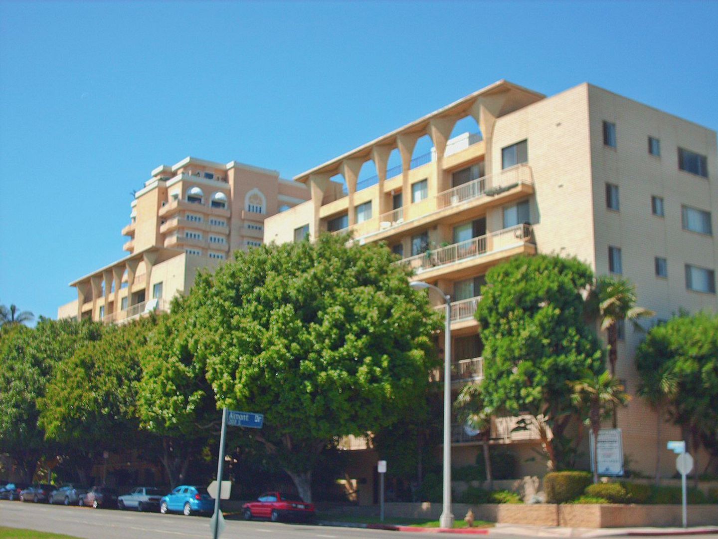Los Angeles Apartment: 9005 Burton Way