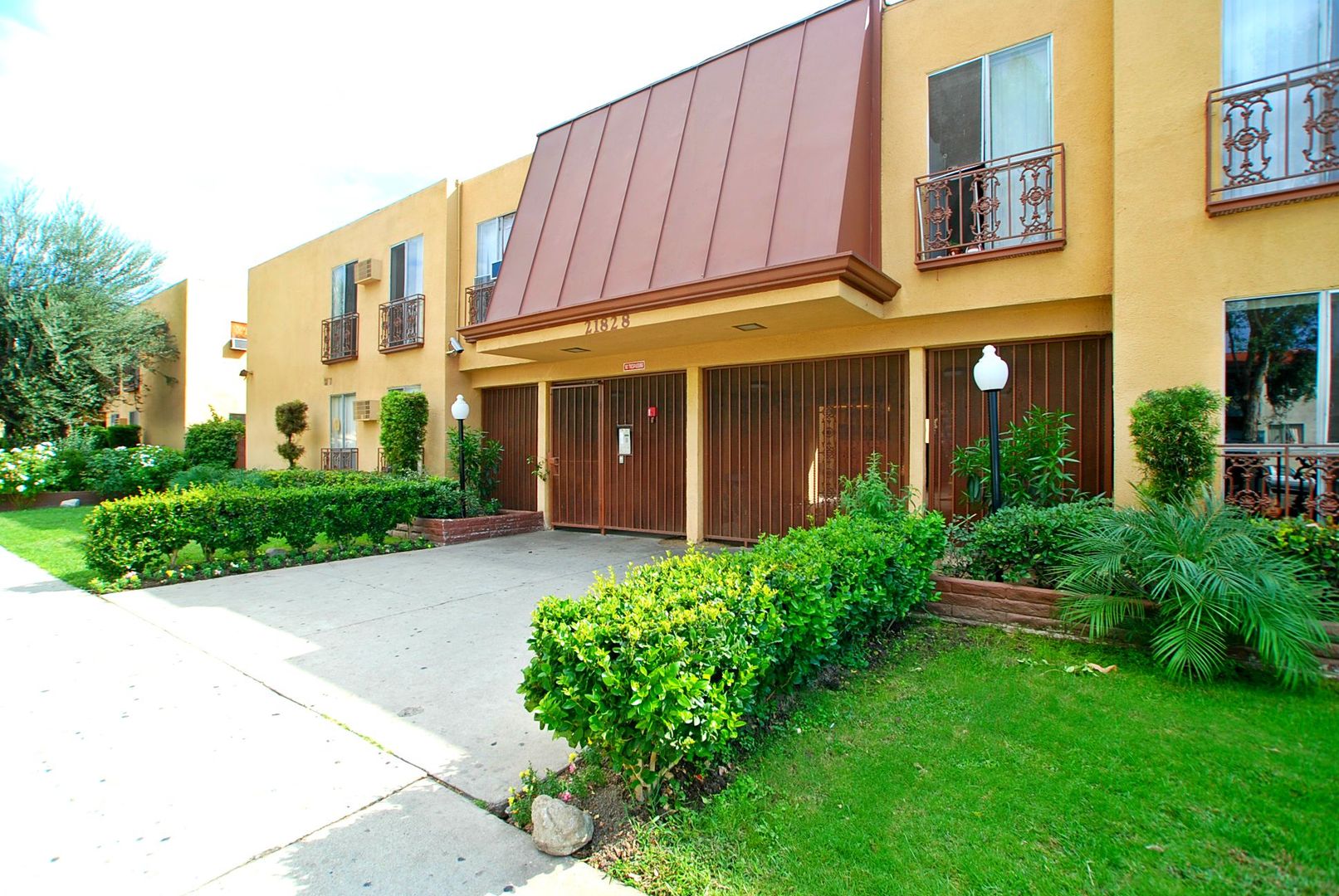 Canoga Park Apartment: 21804 Roscoe Blvd.