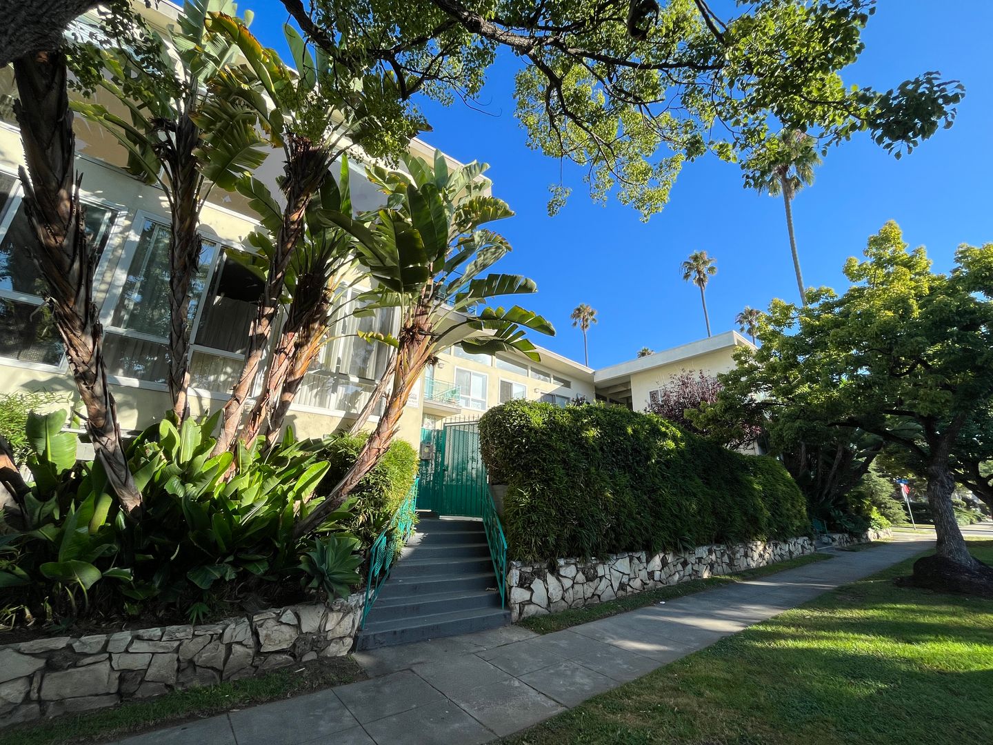 Santa Monica Apartment: 825 Washington Ave.