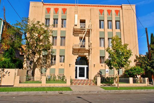 Country Club Drive Park...Newly Remodeled Gorgeous Classic Art Deco Studio...Great Location!