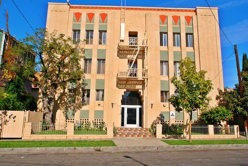 Country Club Drive Park...Newly Remodeled Gorgeous Classic Art Deco Studio...Great Location!