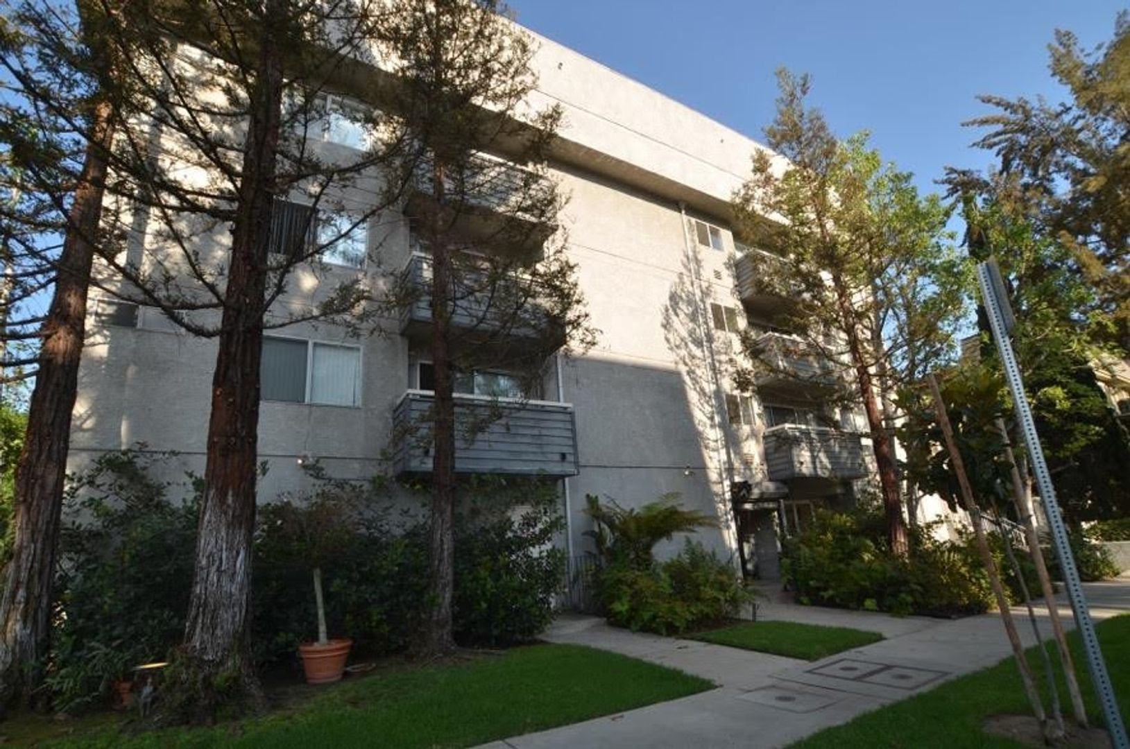 Los Angeles Apartment: 300 S. Clark Dr