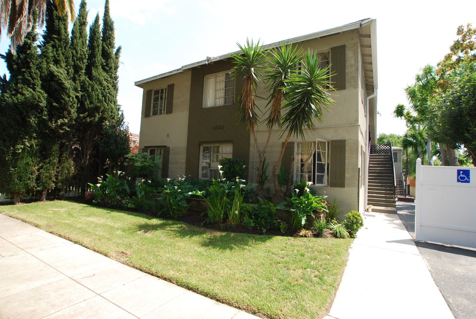 North Hollywood Apartment: 11520 Cumpston St.