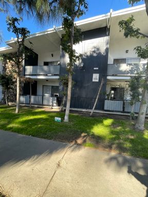 Topanga Villa Apartments..Bright & Spacious One Bedroom! CALL NOW! – photo 1