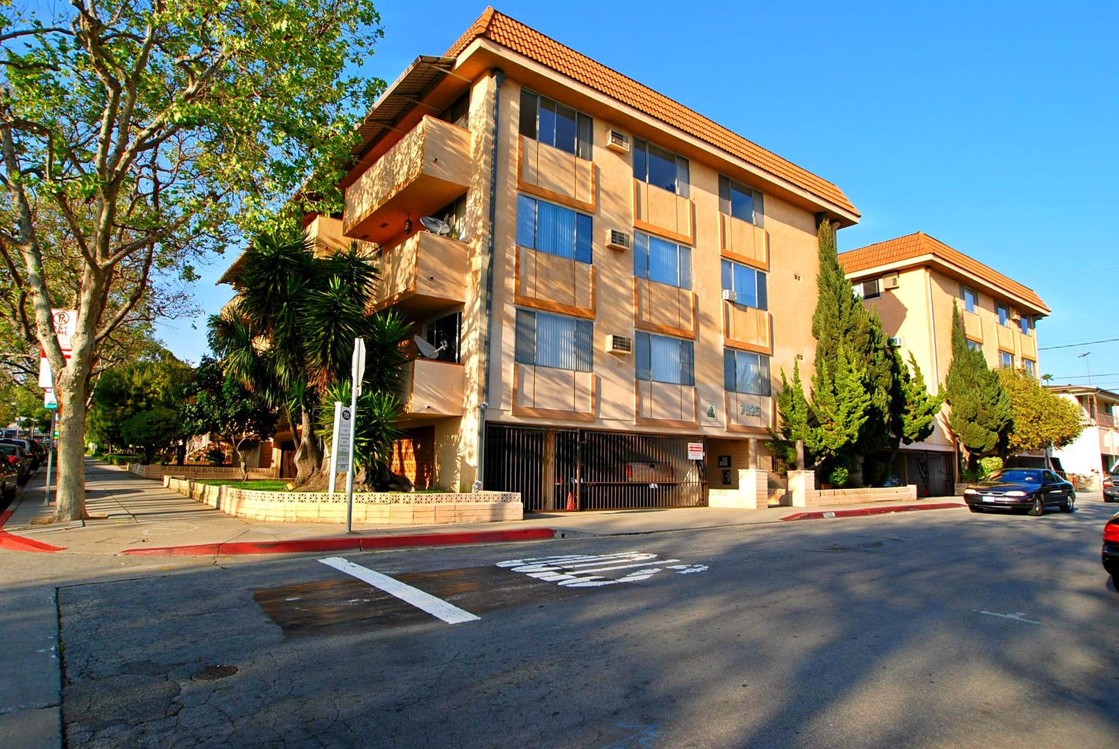 West Hollywood Apartment: 7925 Romaine St.