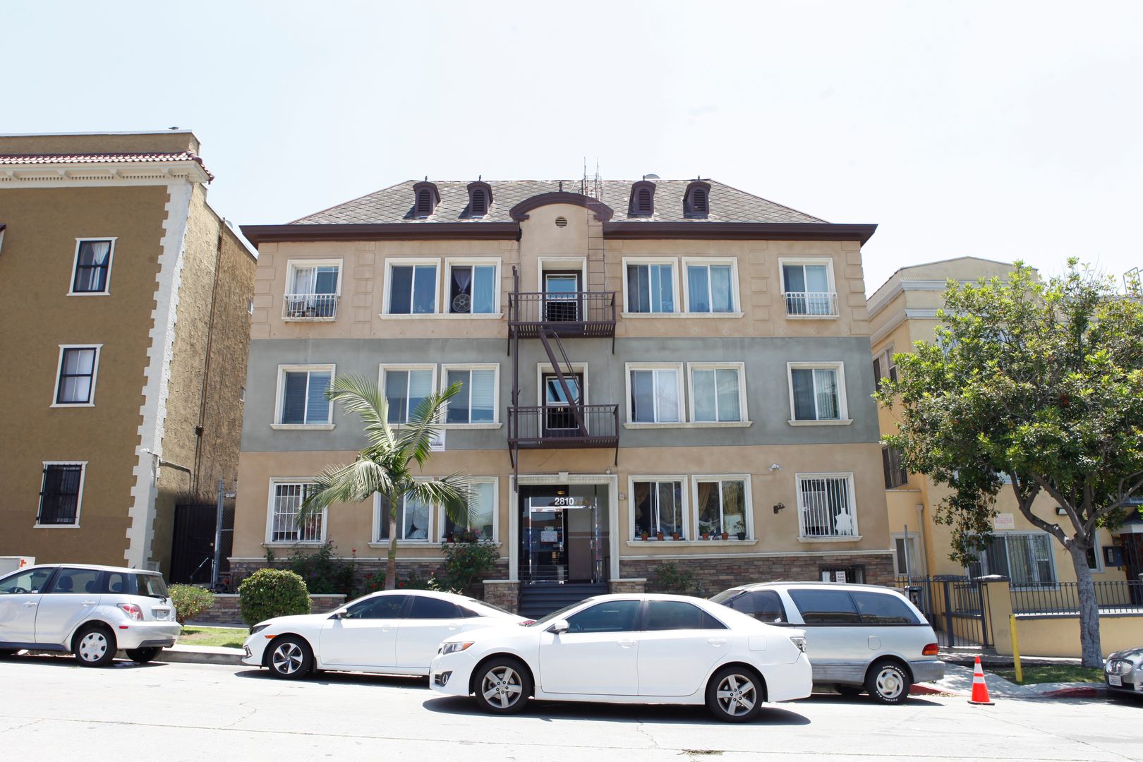 Los Angeles Apartment: 2810 Leeward Ave