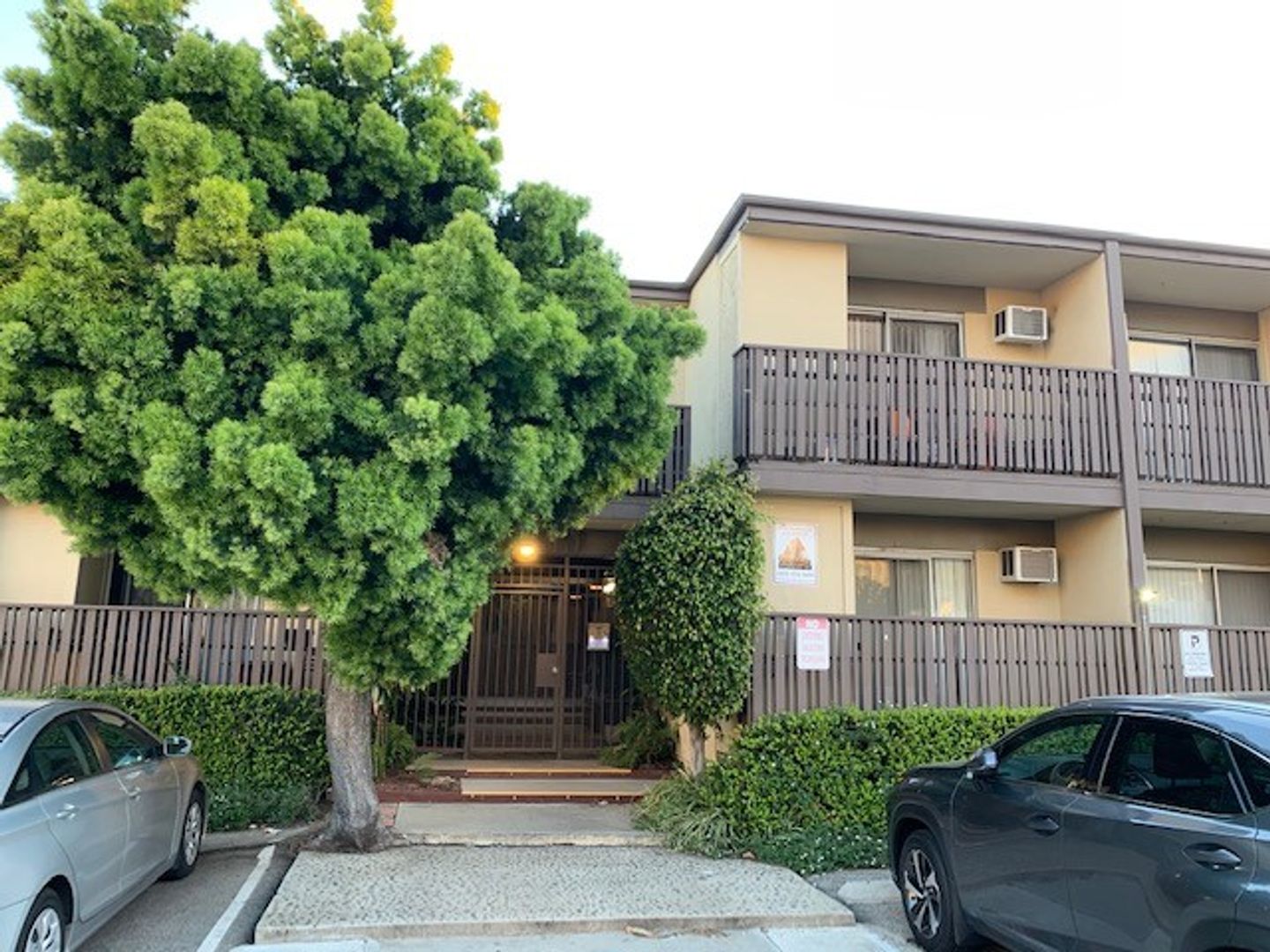 Brentwood Apartment: 861 Bringham Ave.