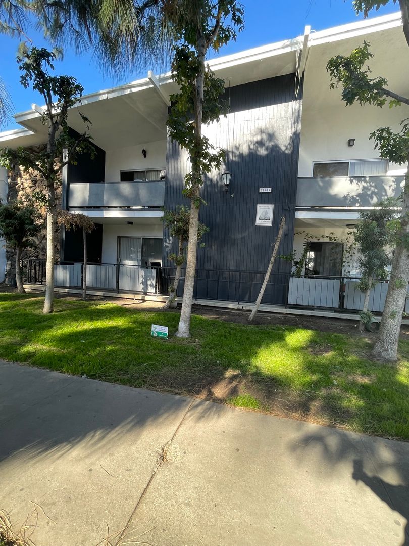Canoga Park Apartment: 21909 Saticoy St.
