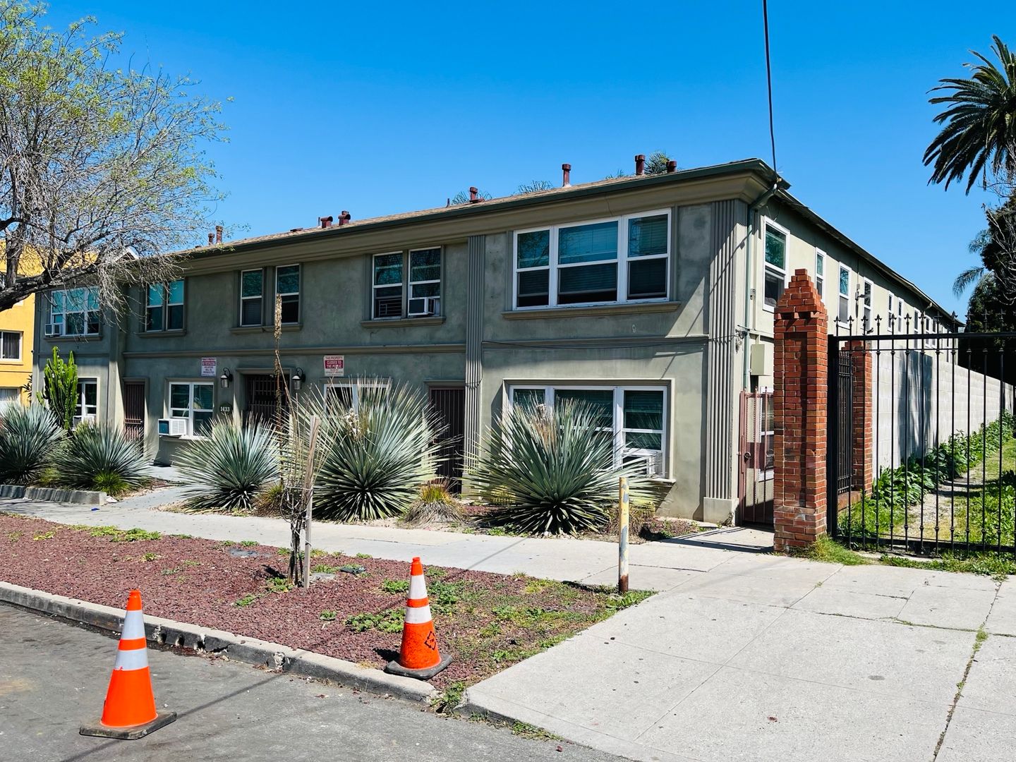 Los Angeles Apartment: 1433 Miramar St.