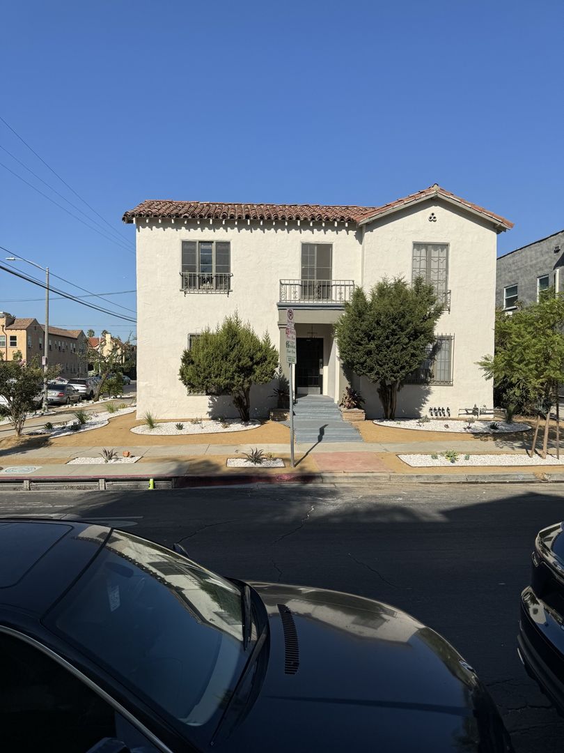 Los Angeles Apartment: 401 N. Curson Ave.