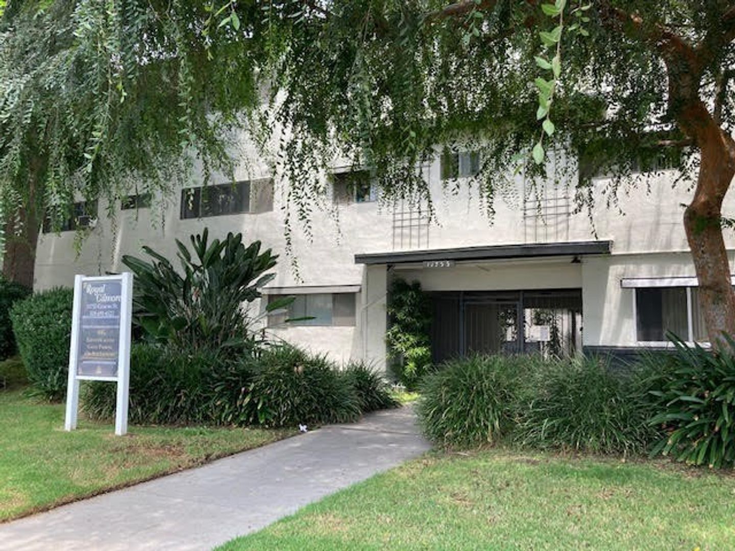 North Hollywood Apartment: 11755 Gilmore St