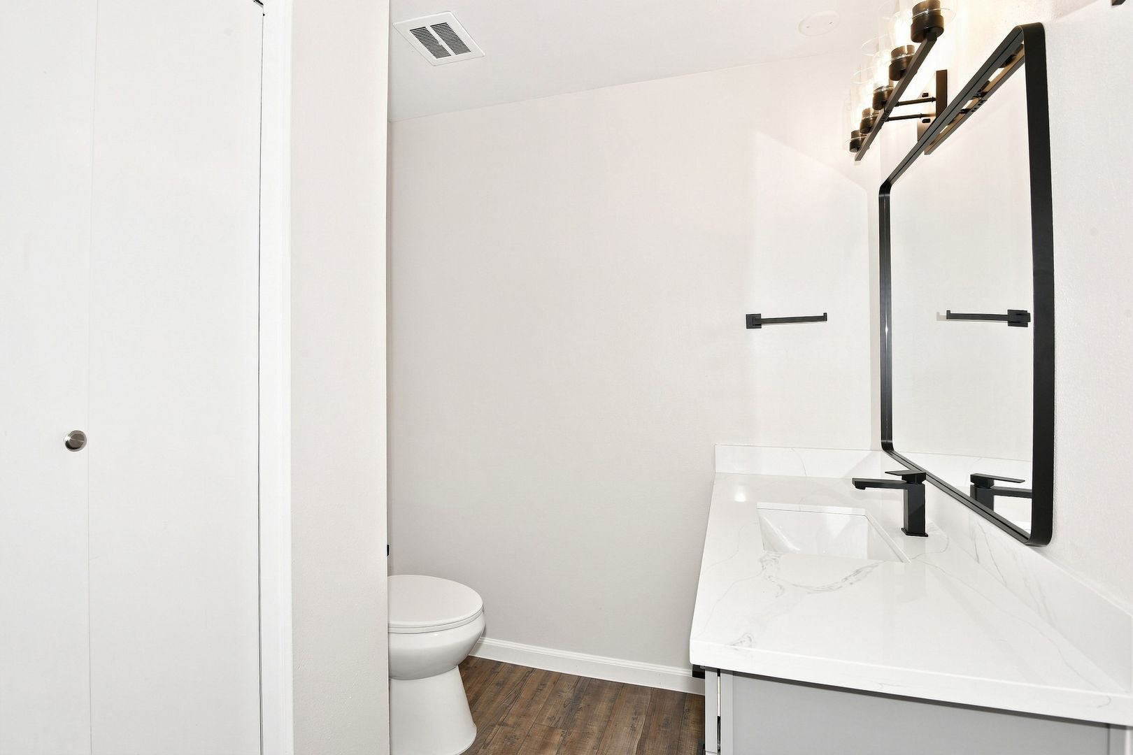 North Tacoma 2bed/1.5bath unit - #7 Renovated with washer/dryer Move-In Special: FREE 42 inch flatscreen tv for those tenants that move in by 9/30 10 of 12