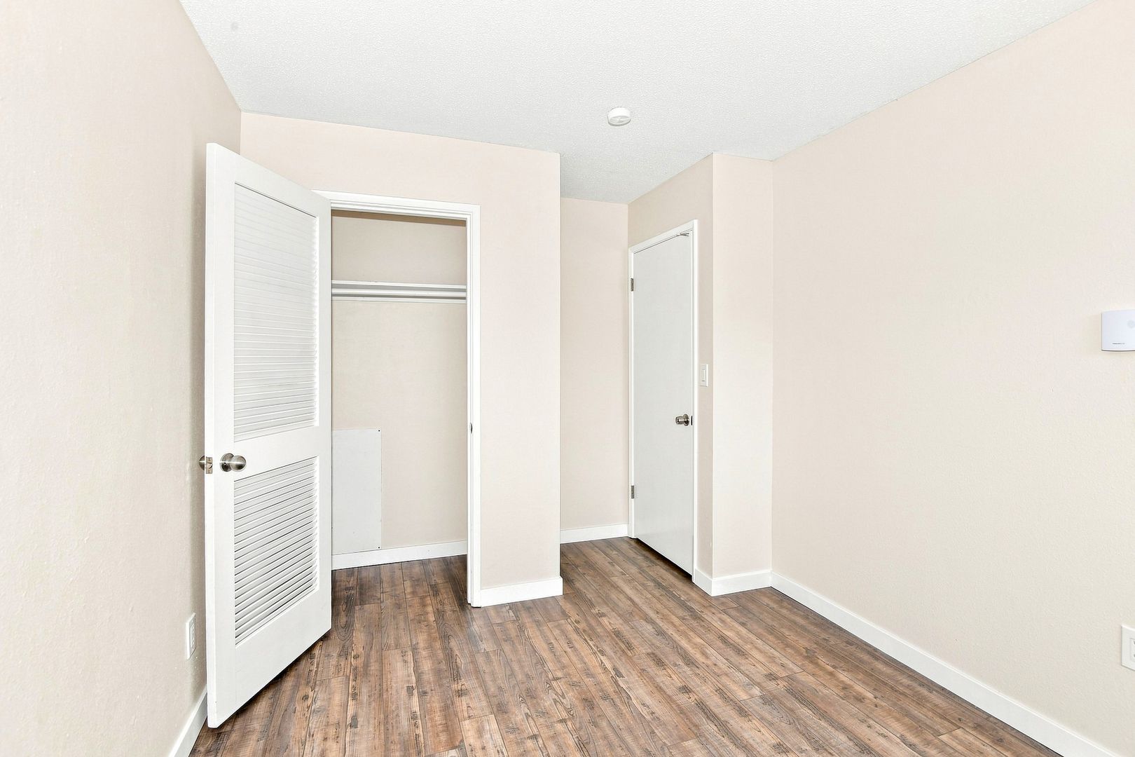 North Tacoma 2bed/1.5bath unit - #7 Renovated with washer/dryer Move-In Special: FREE 42 inch flatscreen tv for those tenants that move in by 9/30 9 of 12