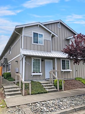Charming & Convenient 2-Bedroom, 1-Bathroom Retreat in the Heart of Tacoma! *Move-In Special: FREE 42 inch flatscreen tv for those tenants that move in by 9/30 – photo 1