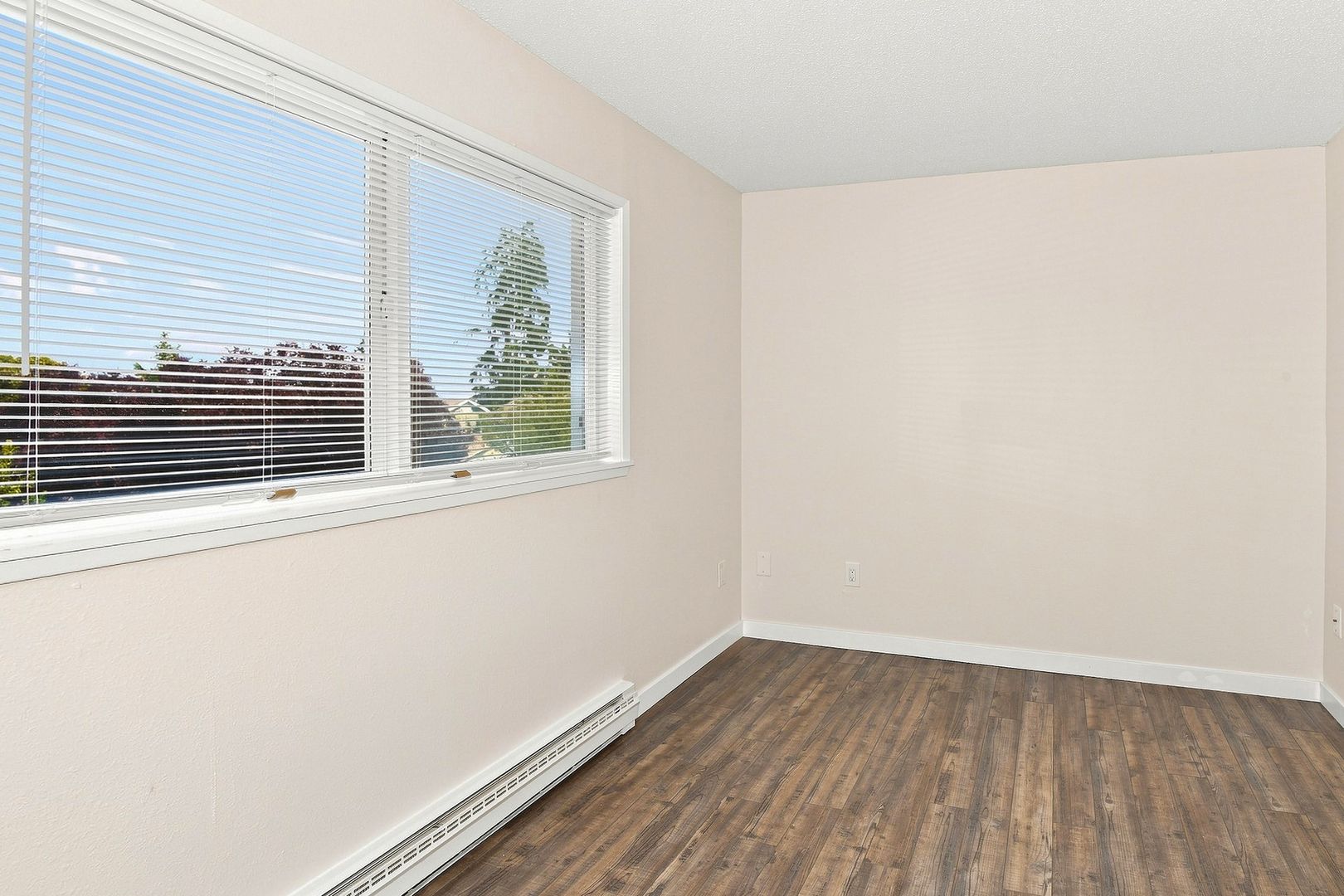North Tacoma 2bed/1.5bath unit - #7 Renovated with washer/dryer Move-In Special: FREE 42 inch flatscreen tv for those tenants that move in by 9/30 8 of 12