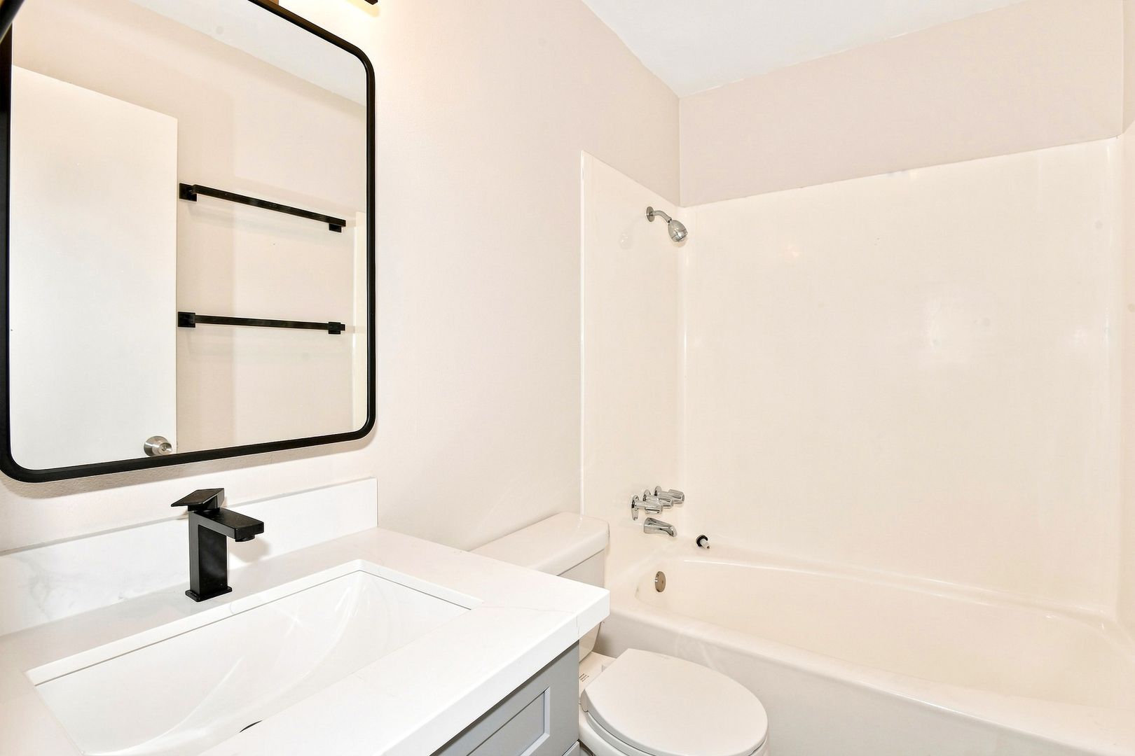 North Tacoma 2bed/1.5bath unit - #7 Renovated with washer/dryer Move-In Special: FREE 42 inch flatscreen tv for those tenants that move in by 9/30 12 of 12