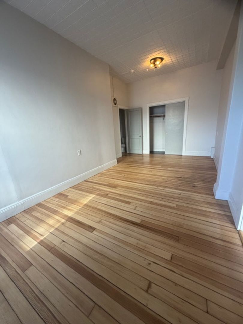 Mystic Apartment: 75 Steamboat Wharf