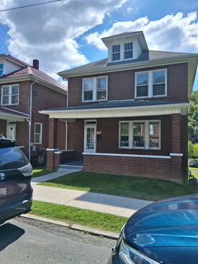 1 BR/1 Bath Second Floor Duplex in Eastside Neighborhood