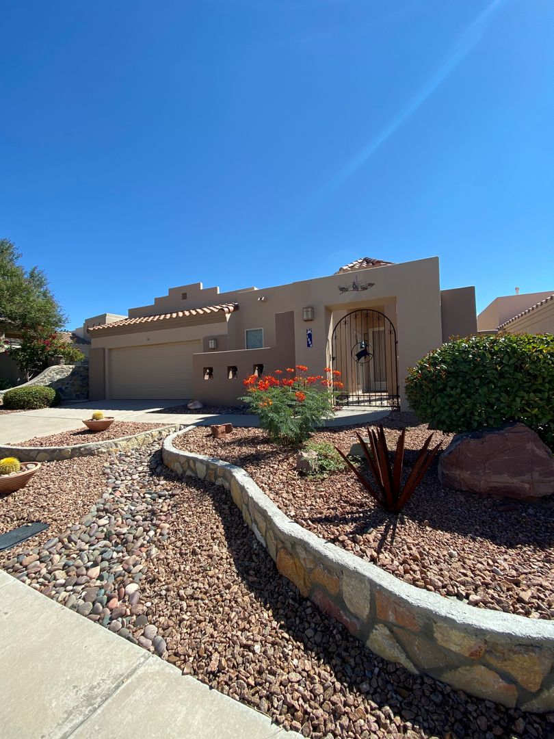 Las Cruces House: 1684 Stone Mountain Lane