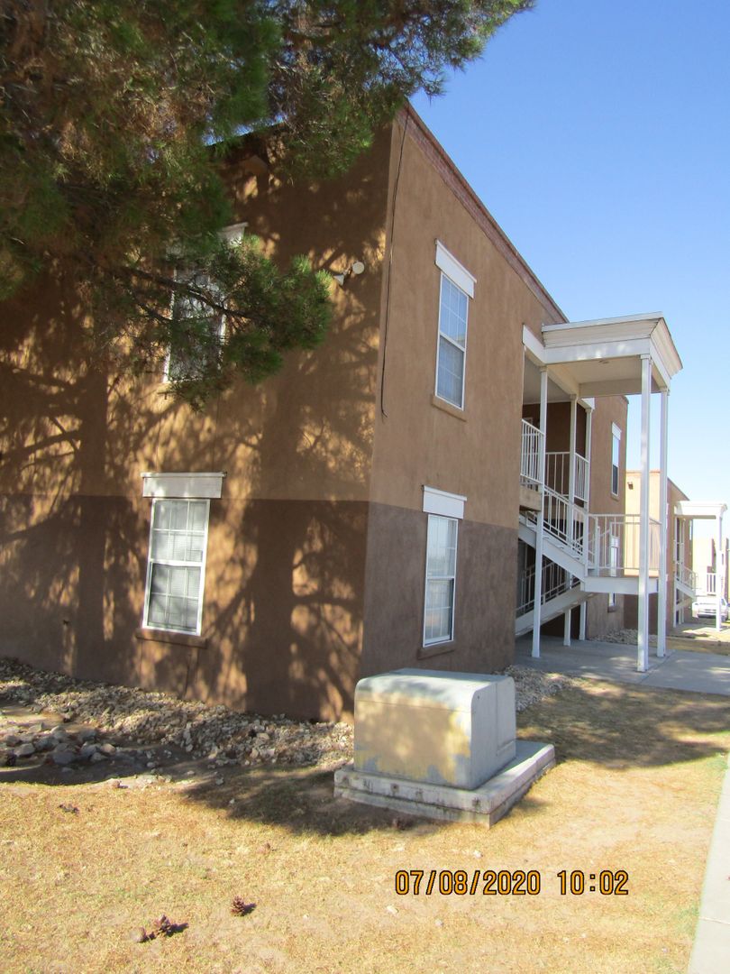 Las Cruces Apartment: 1020 S. Triviz Dr.