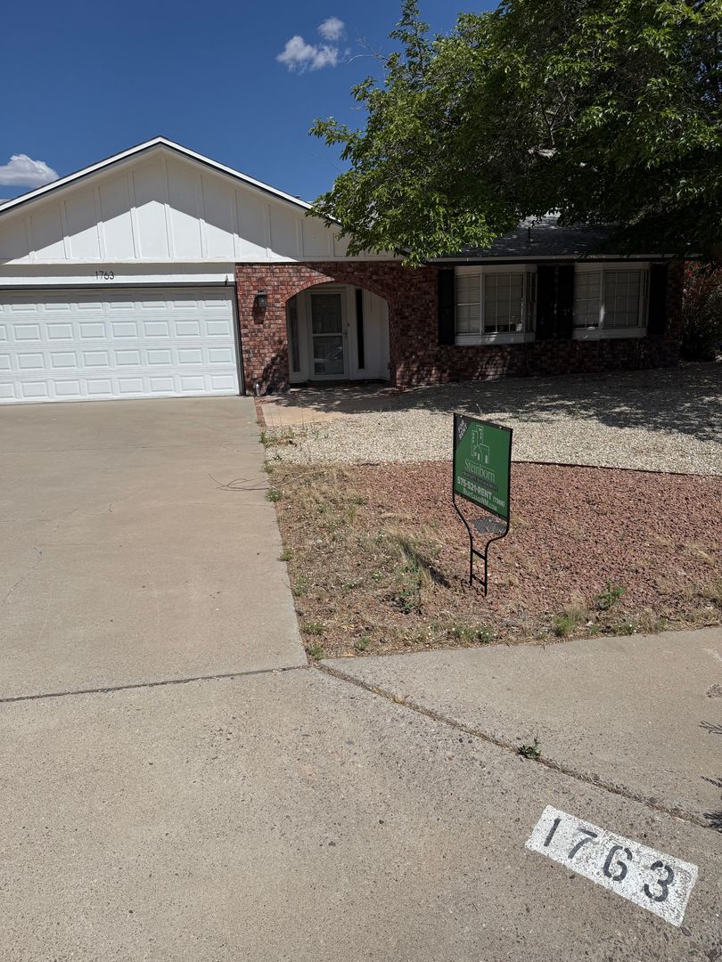Las Cruces House: 1763 Royal Dr.