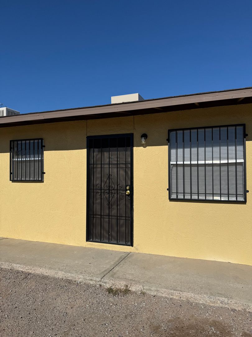 Las Cruces Apartment: 1100 La Fonda Dr.