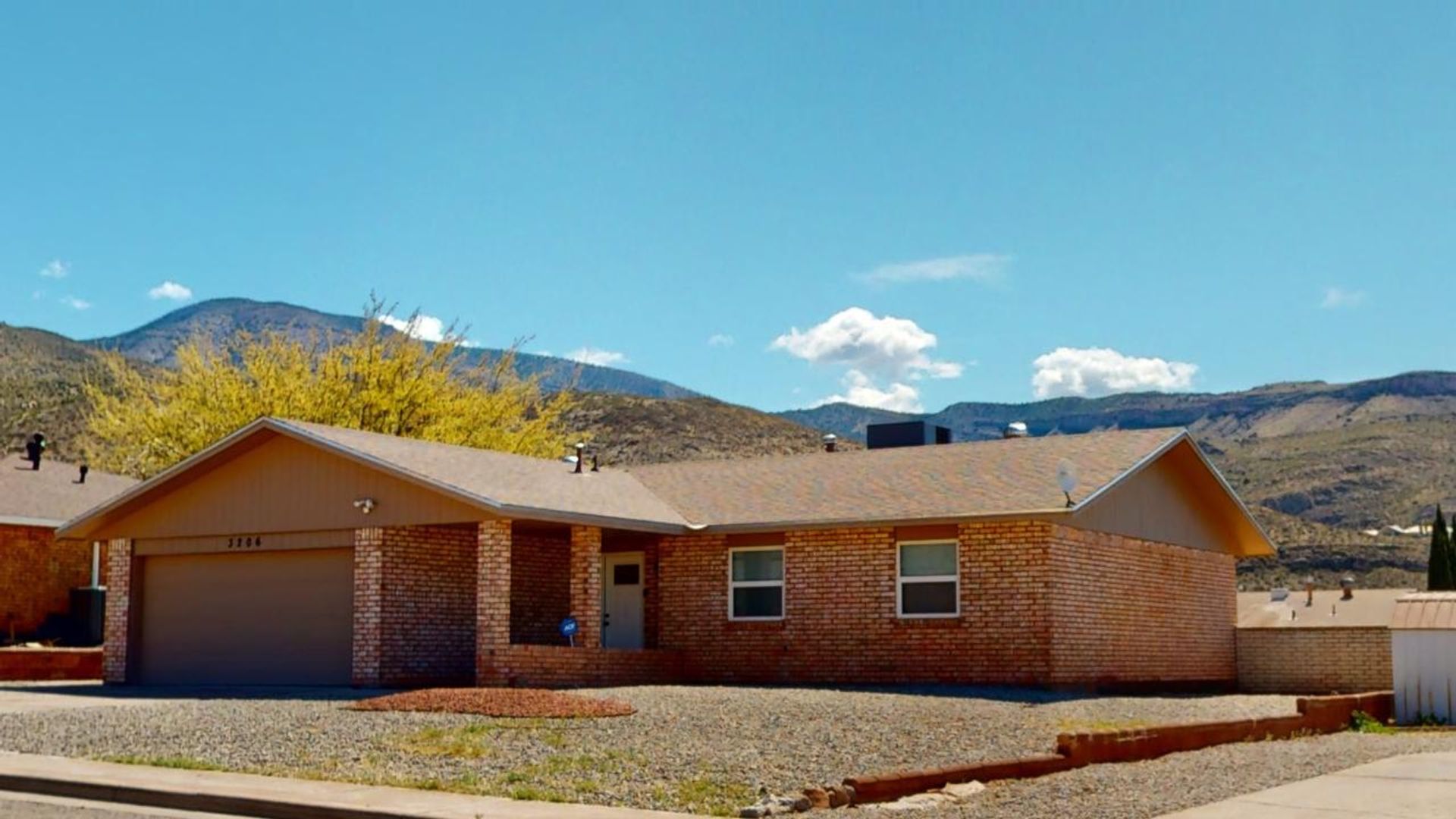 Alamogordo House: 3206 Thunder Rd.