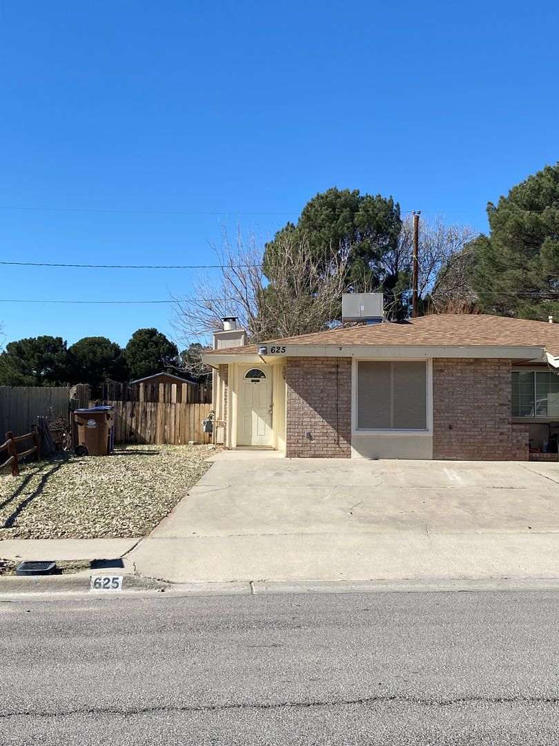 Las Cruces House: 625 Sheryl Way