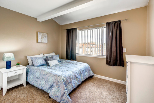 AUGUST LEASING SPECIAL on Renovated Top Floor 2 Bed Apartment With Vaulted Ceilings Close to Old Town Louisville, King Sooper's and MORE!