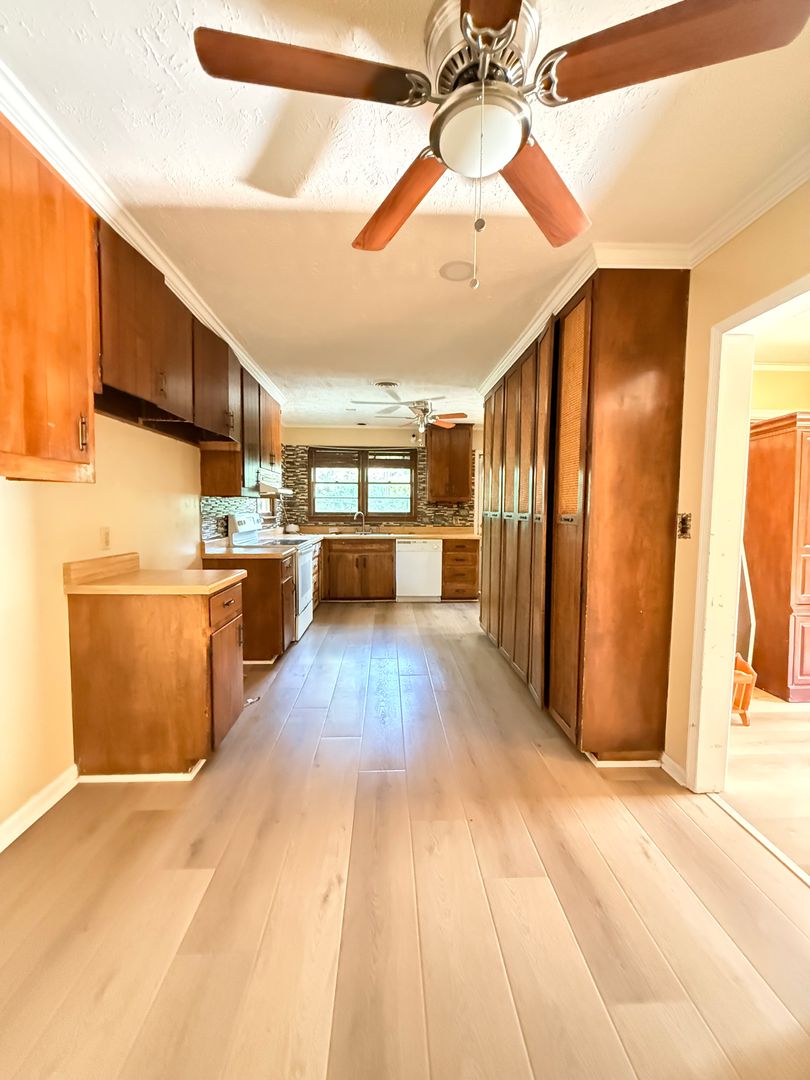 Montgomery House: 1434 E Audubon Rd