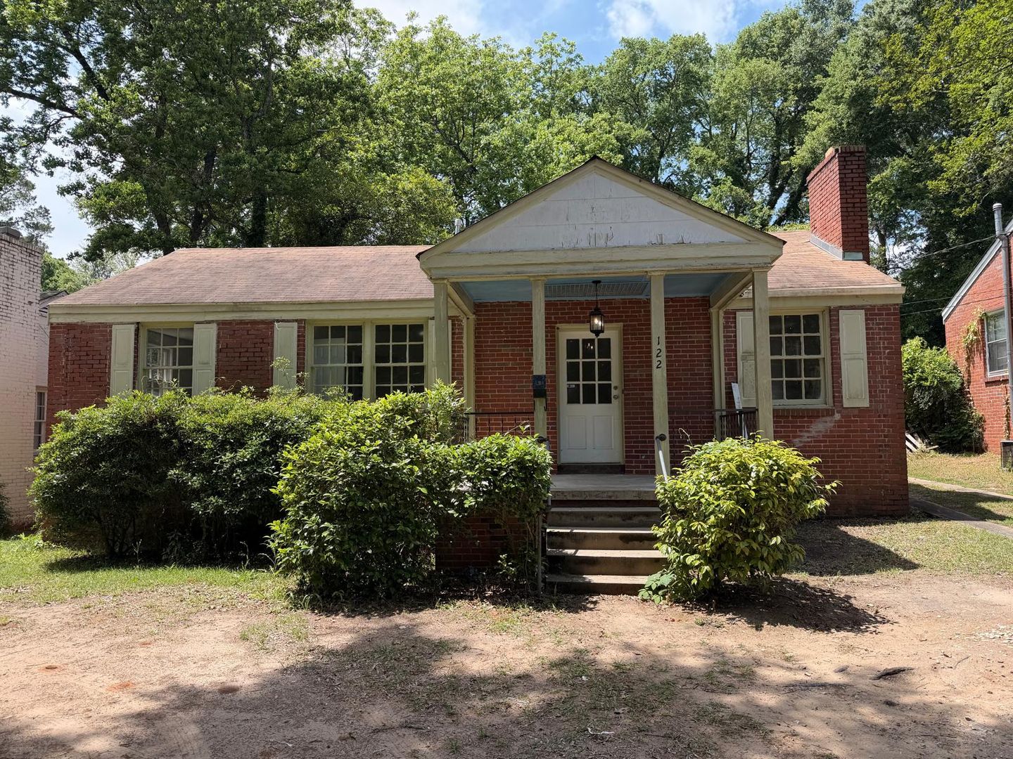 Montgomery House: 122 Oak Forest Drive