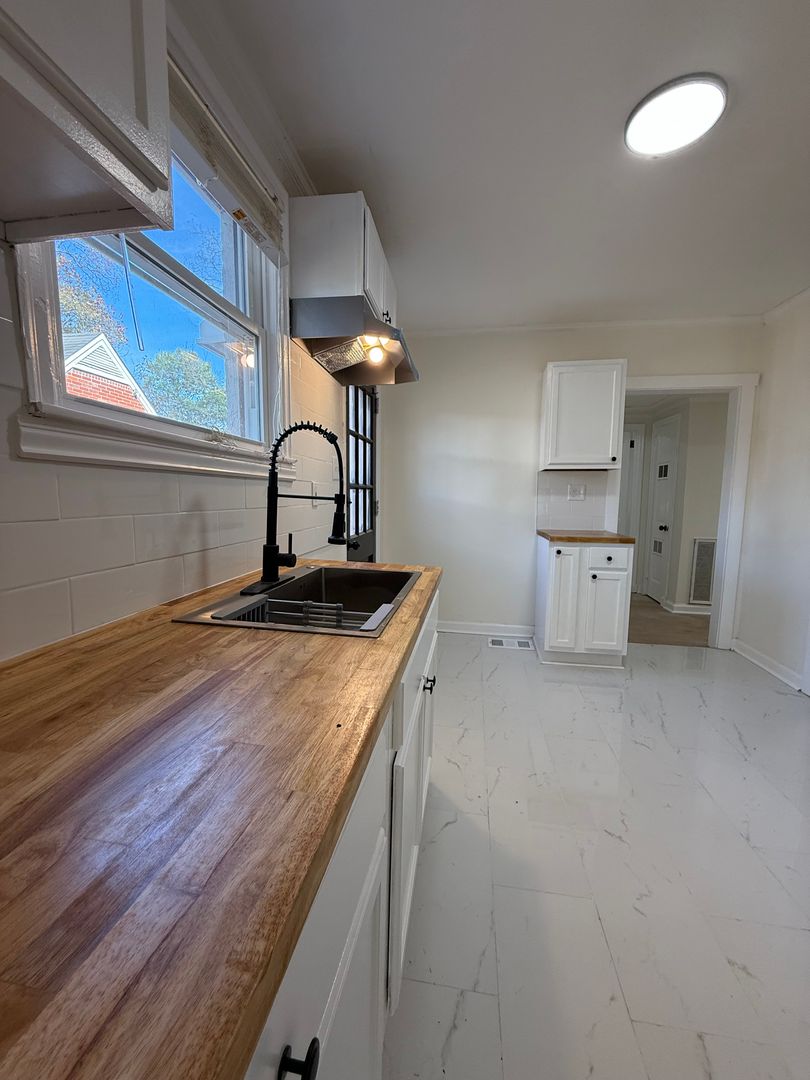 Montgomery House: 15 Bradley Dr