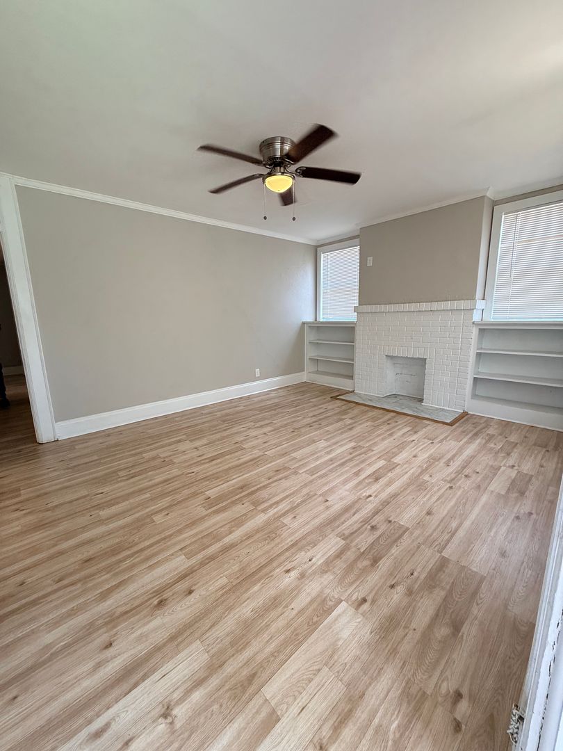 Montgomery House: 168 S Panama Street