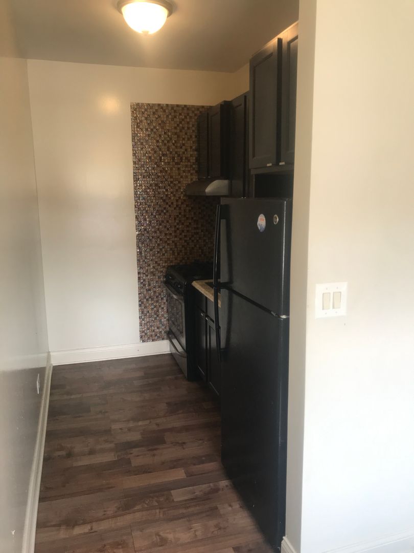 Chicago Apartment: 1605-1611 W 80TH ST / 8000-8004 S ASHLAND AVE