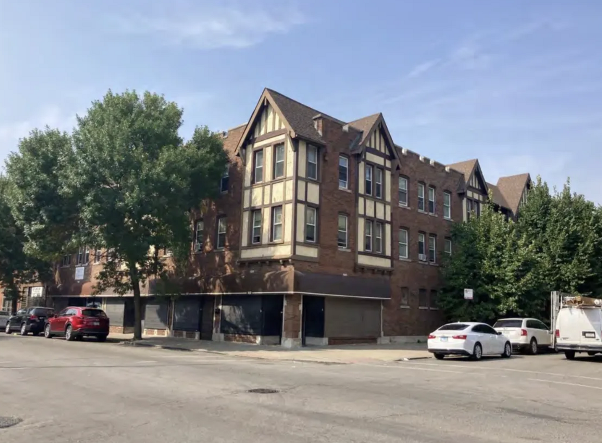 Chicago Apartment: 450-460 E 75th St / 7456 S Eberhart Ave