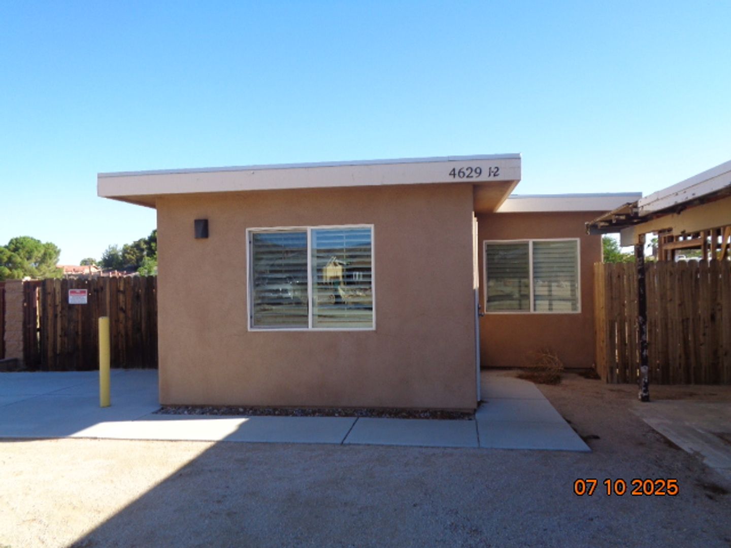 Quartz Hill House: 4629 1/2 West Avenue M-4