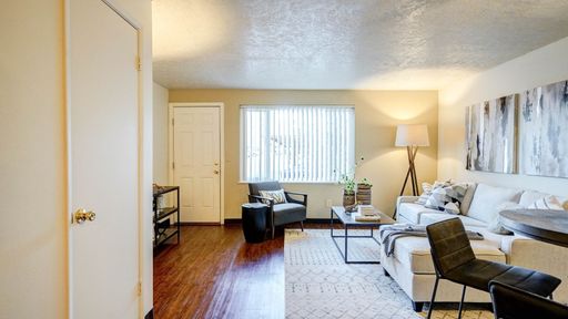 Spacious, air conditioned 2 Bedroom Townhouse! Free Water/Sewer/Garbage/Parking!!! – photo 1