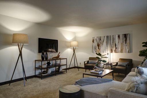 Spacious 2 bedroom with built in air conditioning and heat pump washer/dryer included!!! – photo 1