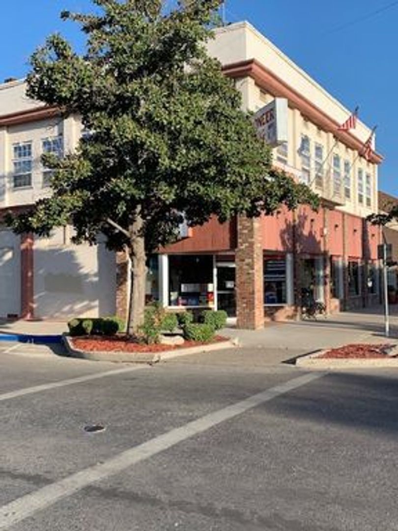 Gustine Apartment: 371 5th Street