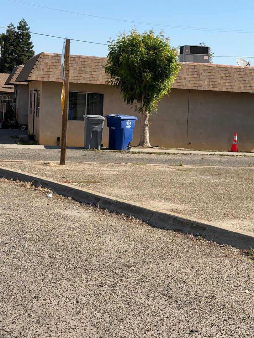 Gustine Apartment: 1407 South Ave #A
