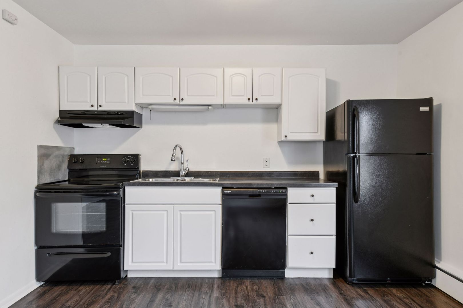 Excelsior Apartment: 200 1st St