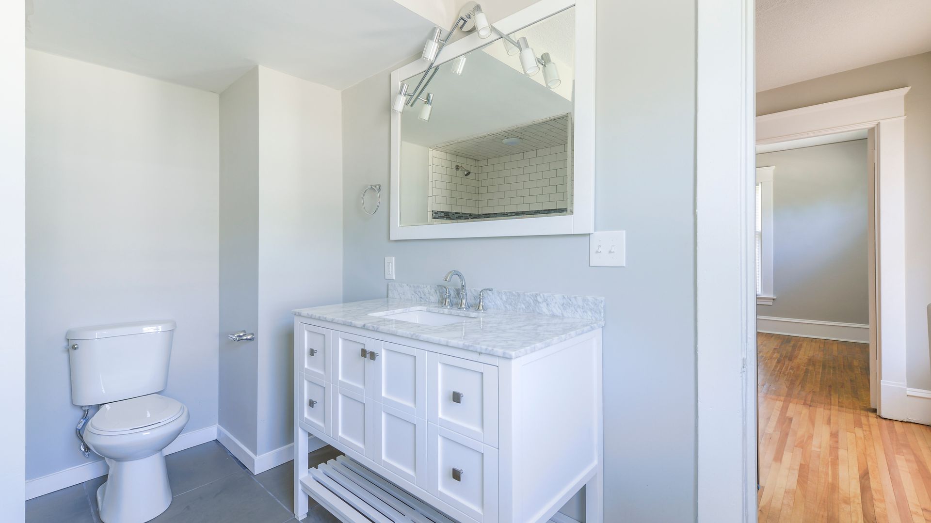 Minneapolis Apartment: 2600 Dupont Ave South