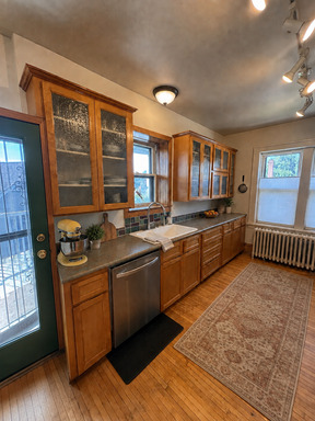 Beautiful 2-Bedroom with In-Unit Laundry & Central AC – photo 1