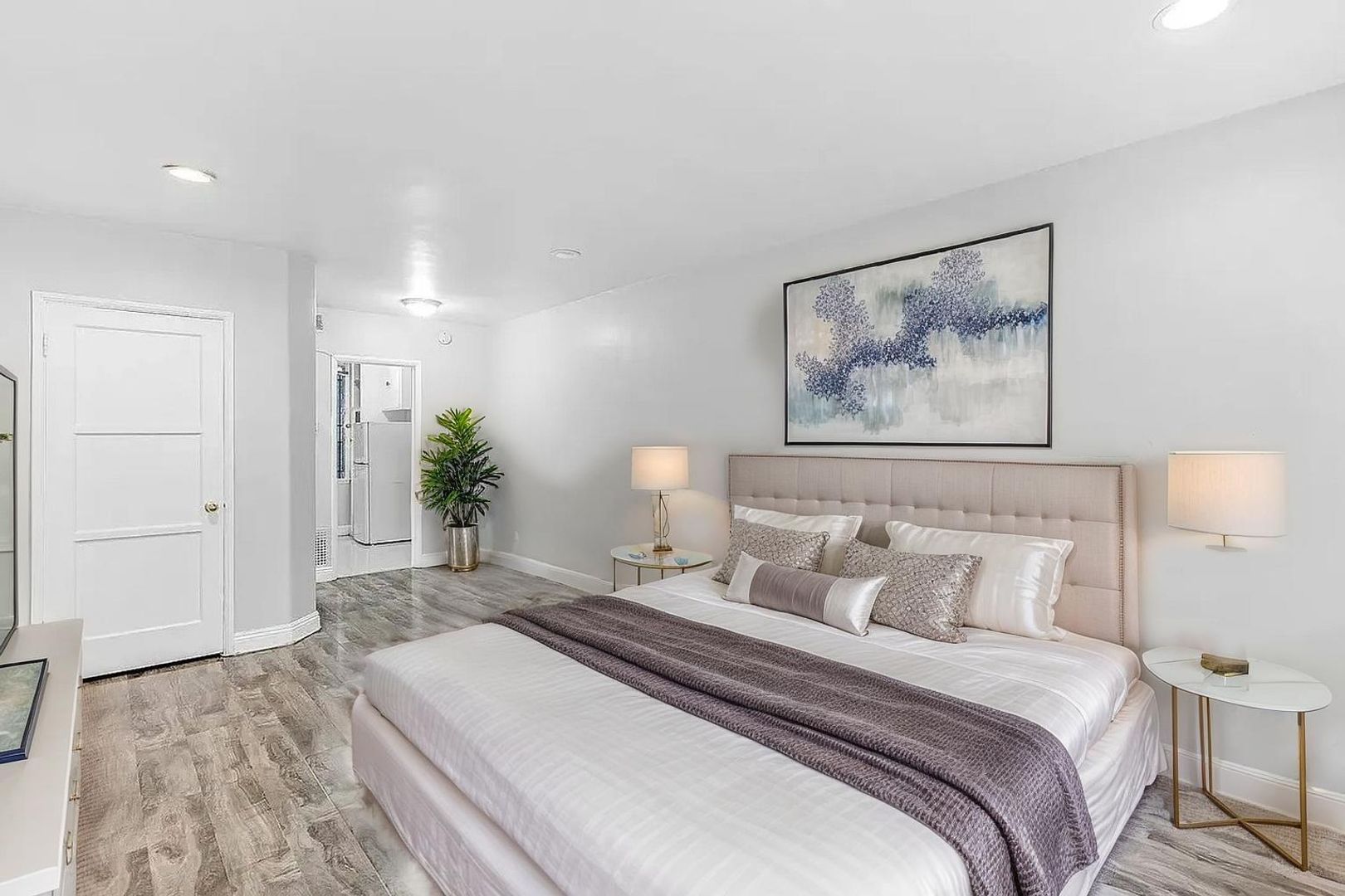Beverly Hills Apartment: 425 North Oakhurst Drive