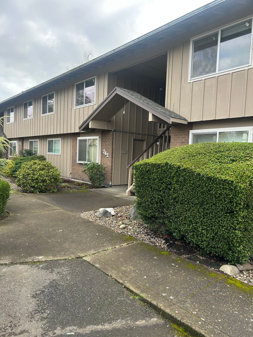 Albany Apartment: 742 32nd Ave SE #4