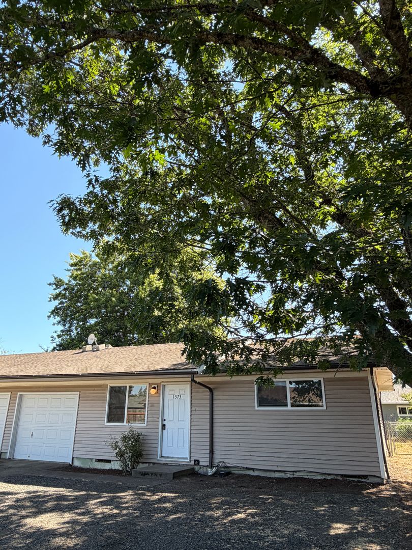 Albany Apartment: 1373 27th Ave SE