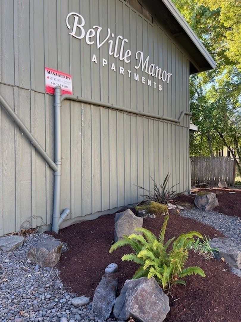 Philomath Apartment: 1716 Applegate Street, #4