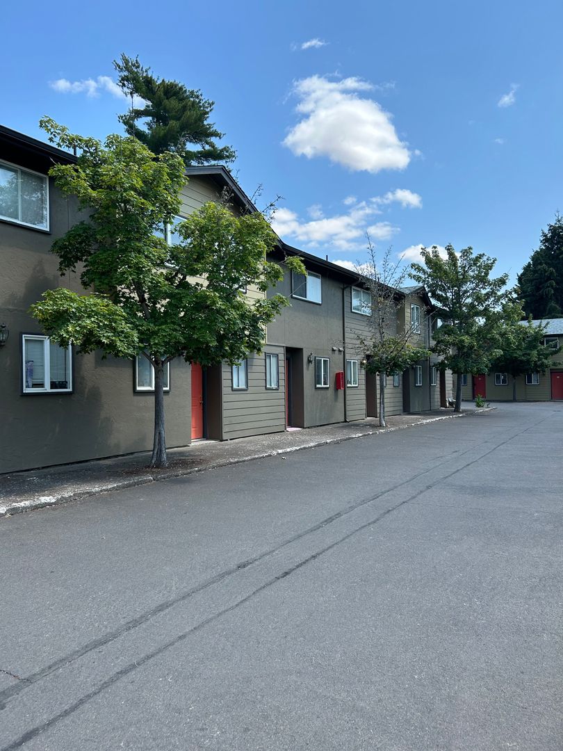 Albany Apartment: 505 27th Ave., SE #23