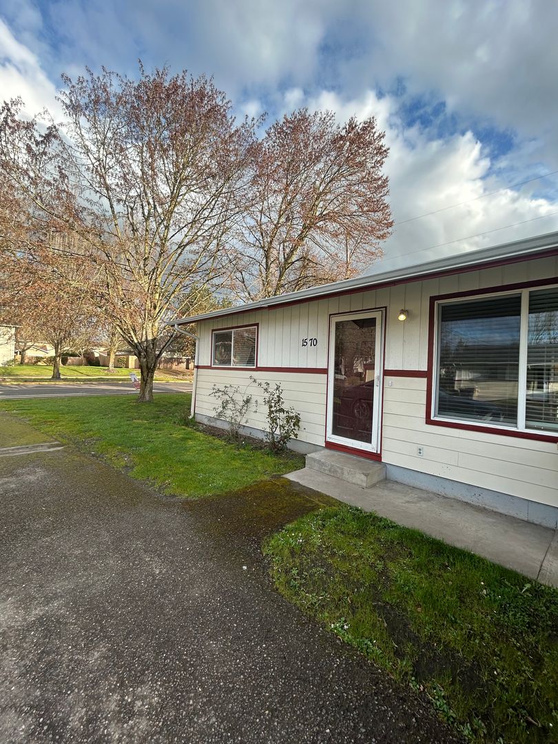 Albany Apartment: 1570 SE Waverly